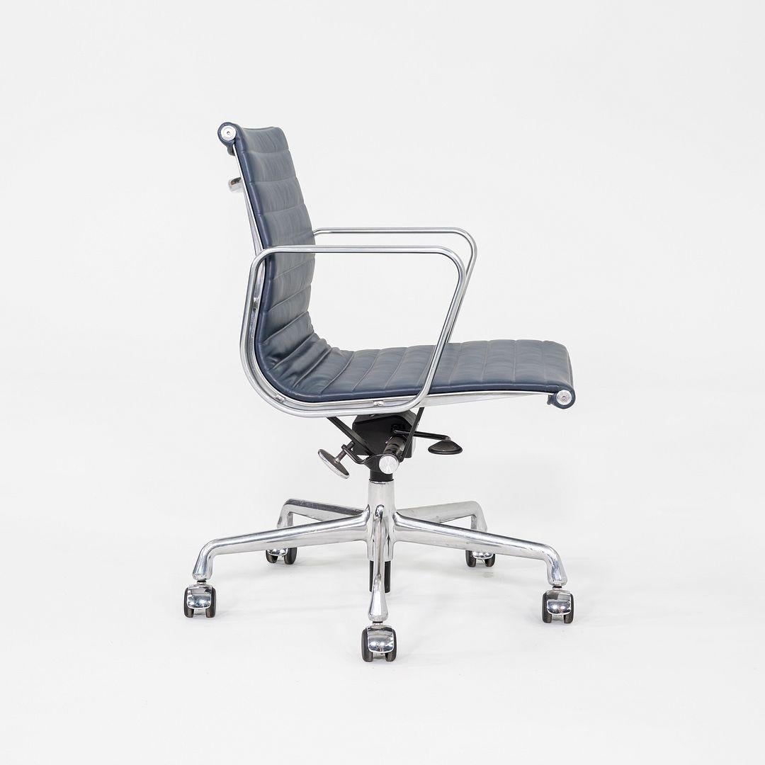 2020er Herman Miller Eames Aluminium Group Management-Schreibtischstuhl aus blauem Leder im Angebot 2