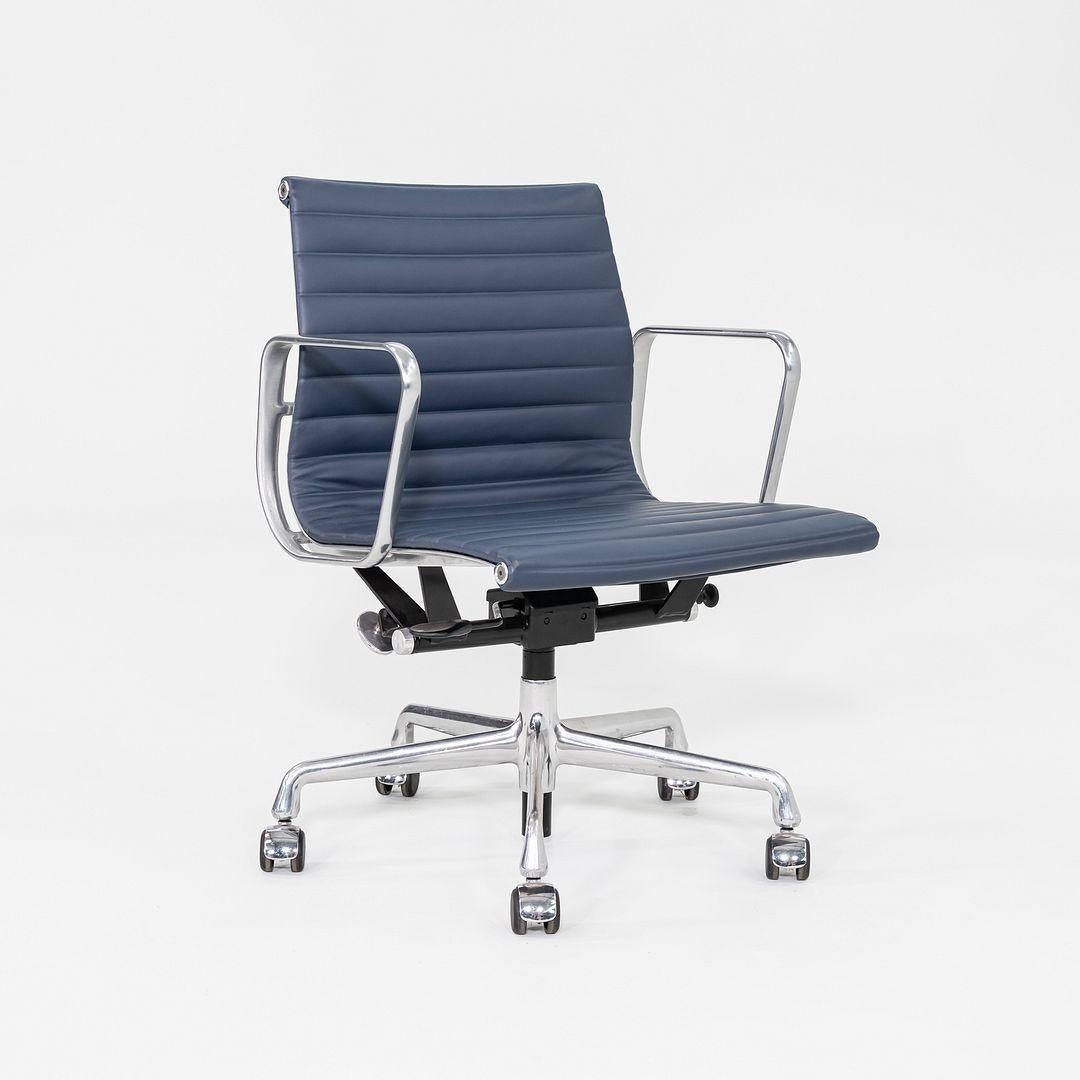 2020er Herman Miller Eames Aluminium Group Management-Schreibtischstuhl aus blauem Leder im Angebot 3
