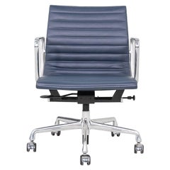 2020er Herman Miller Eames Aluminium Group Management-Schreibtischstuhl aus blauem Leder
