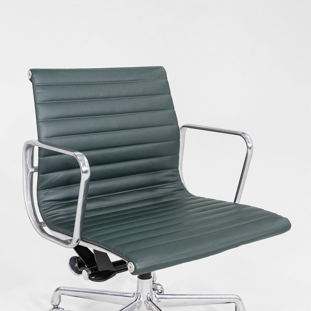 2020er Jahre Herman Miller Eames Aluminium Gruppe Management Schreibtischstuhl in grünem Leder 4