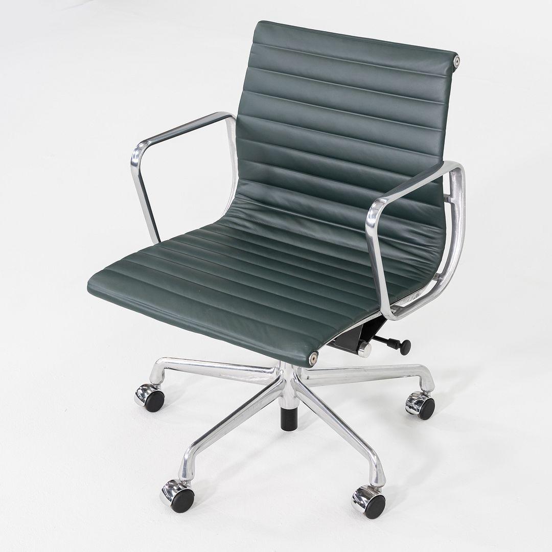 Dies ist ein Eames Aluminum Group Management Desk Chair, Modell EA335, ursprünglich entworfen von Charles und Ray Eames für Herman Miller im Jahr 1958. Dieses Exemplar stammt aus den 2020er Jahren. Das Design besteht aus einem soliden und dennoch