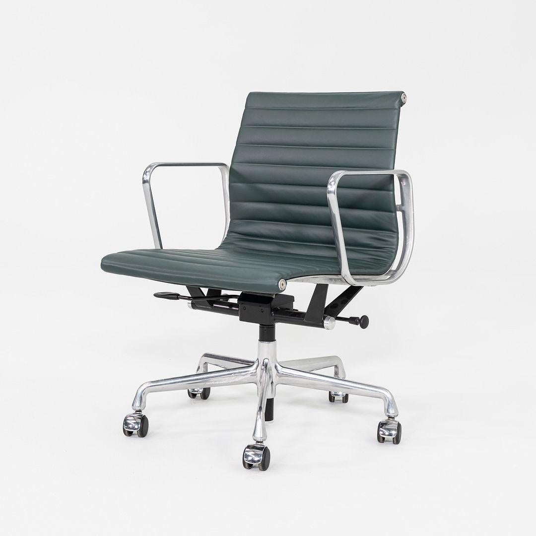 2020er Jahre Herman Miller Eames Aluminium Gruppe Management Schreibtischstuhl in grünem Leder (Moderne)