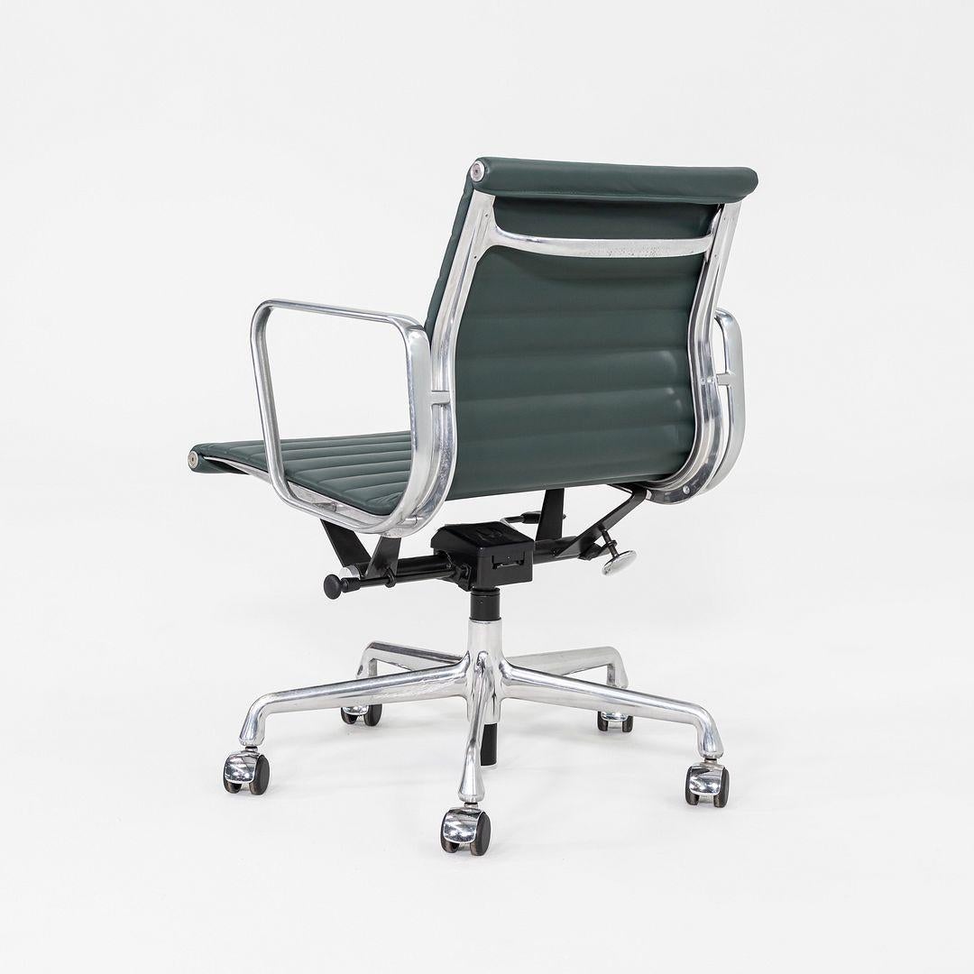 2020er Jahre Herman Miller Eames Aluminium Gruppe Management Schreibtischstuhl in grünem Leder im Zustand „Gut“ in Philadelphia, PA