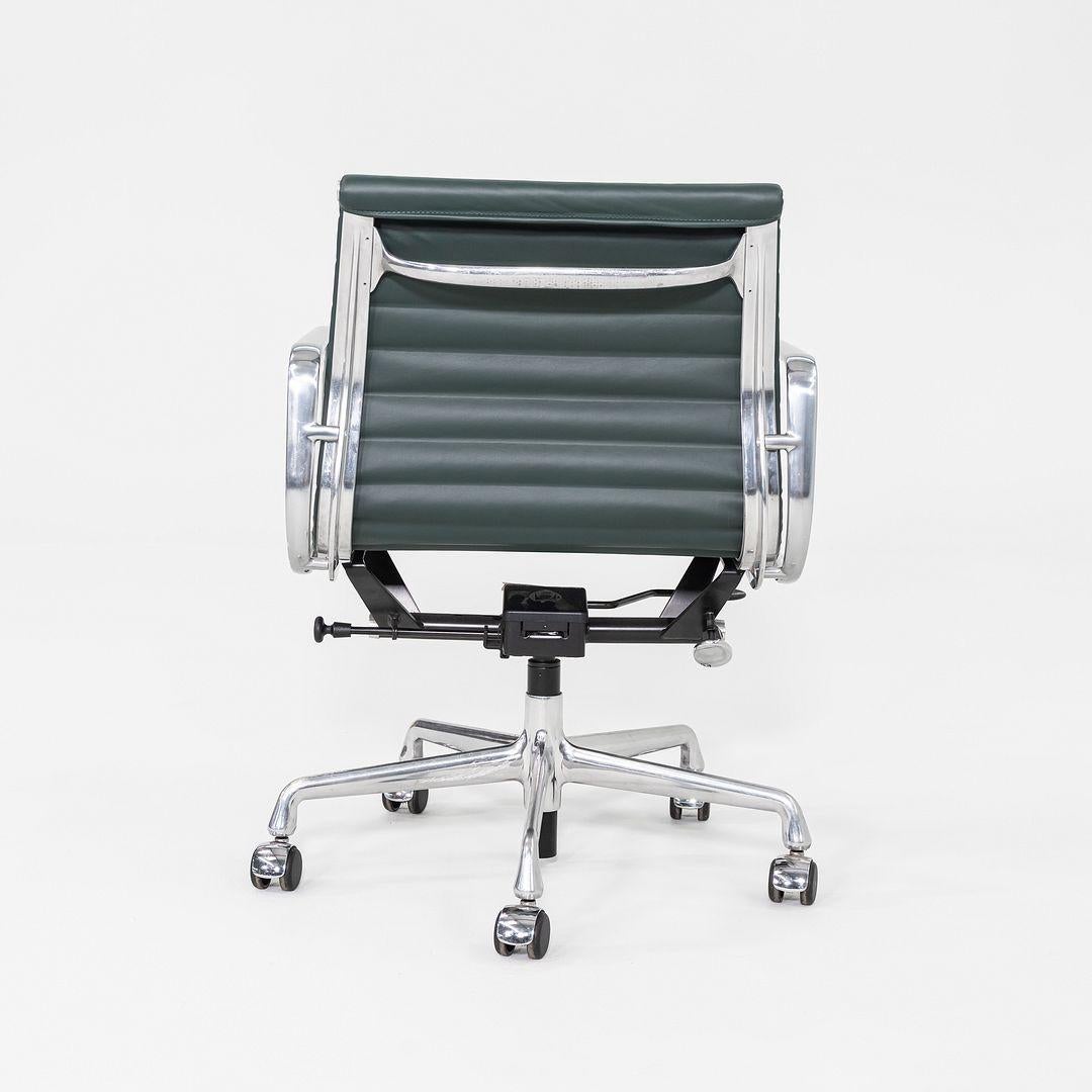 2020er Jahre Herman Miller Eames Aluminium Gruppe Management Schreibtischstuhl in grünem Leder (21. Jahrhundert und zeitgenössisch)