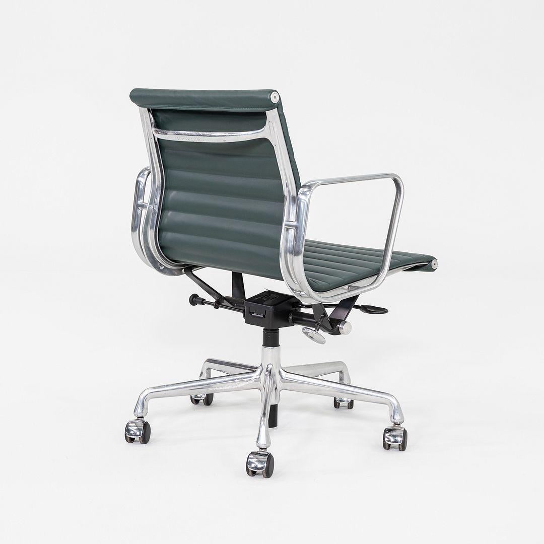 2020er Jahre Herman Miller Eames Aluminium Gruppe Management Schreibtischstuhl in grünem Leder 1