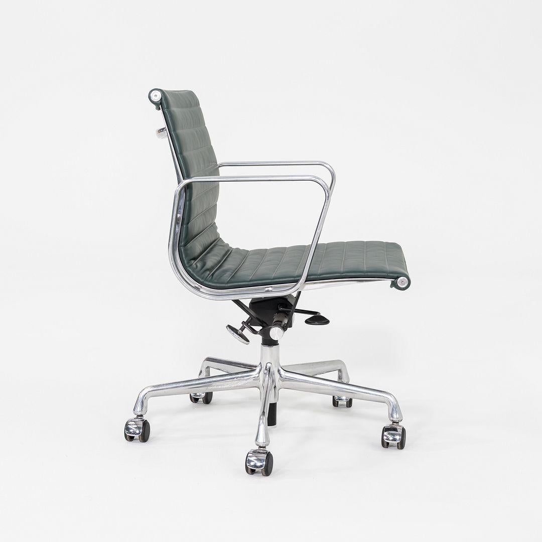 2020er Jahre Herman Miller Eames Aluminium Gruppe Management Schreibtischstuhl in grünem Leder 2