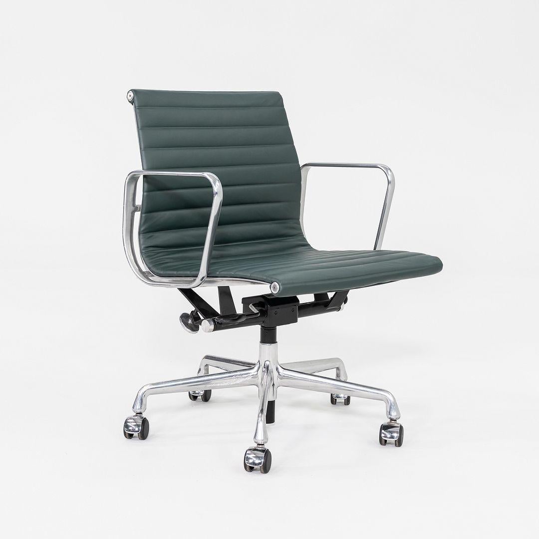 2020er Jahre Herman Miller Eames Aluminium Gruppe Management Schreibtischstuhl in grünem Leder 3