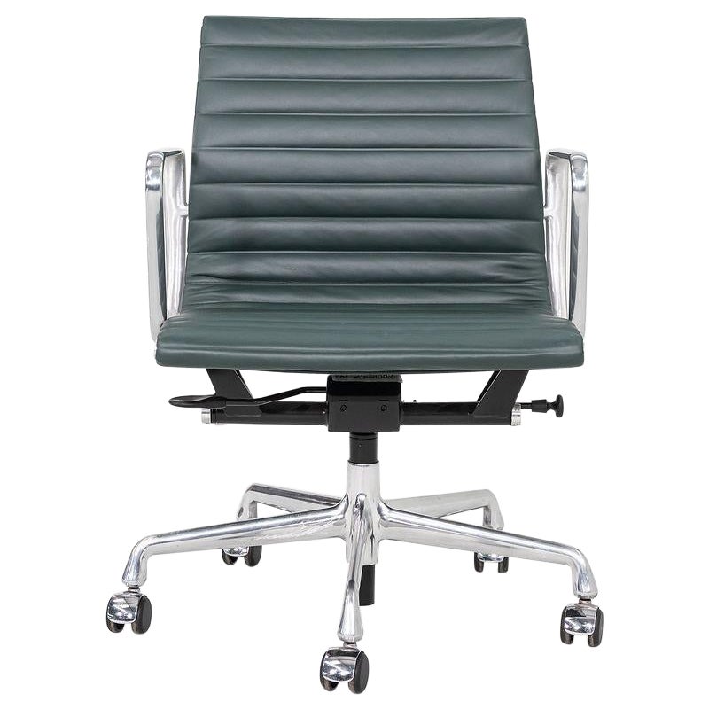 2020er Jahre Herman Miller Eames Aluminium Gruppe Management Schreibtischstuhl in grünem Leder