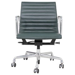 2020er Jahre Herman Miller Eames Aluminium Gruppe Management Schreibtischstuhl in grünem Leder