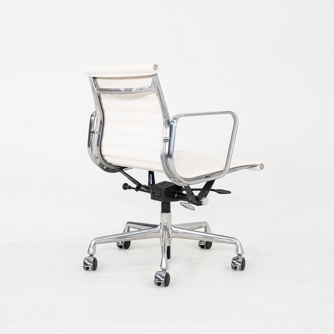 2020er Herman Miller Eames Aluminium Group Management-Schreibtischstuhl aus weißem Leder im Angebot 5