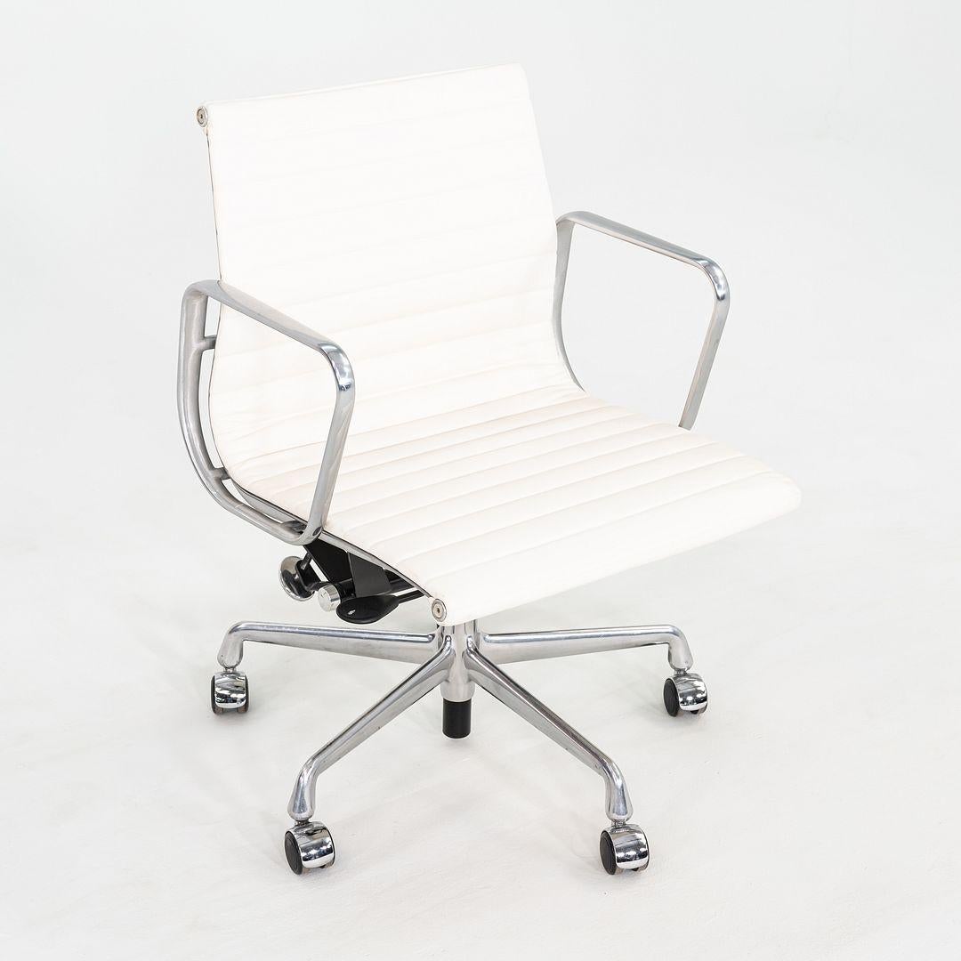2020er Herman Miller Eames Aluminium Group Management-Schreibtischstuhl aus weißem Leder im Angebot 6