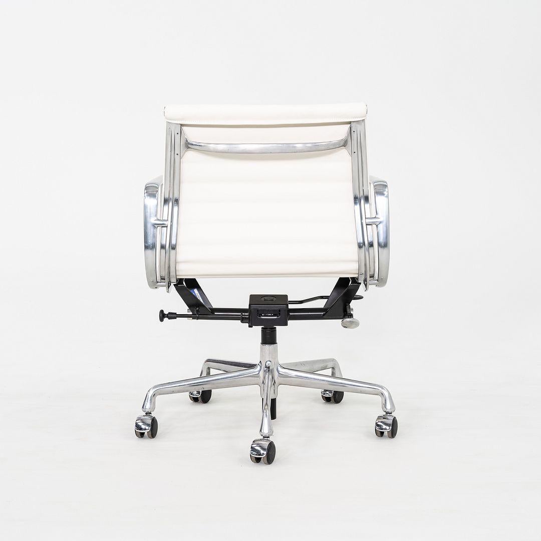 Dies ist ein Eames Aluminum Group Management Desk Chair, Modell EA335, entworfen von Ray und Charles Eames für Herman Miller im Jahr 1958. Dieses besondere Exemplar wurde in den 2020er Jahren hergestellt. Das Design besteht aus einem