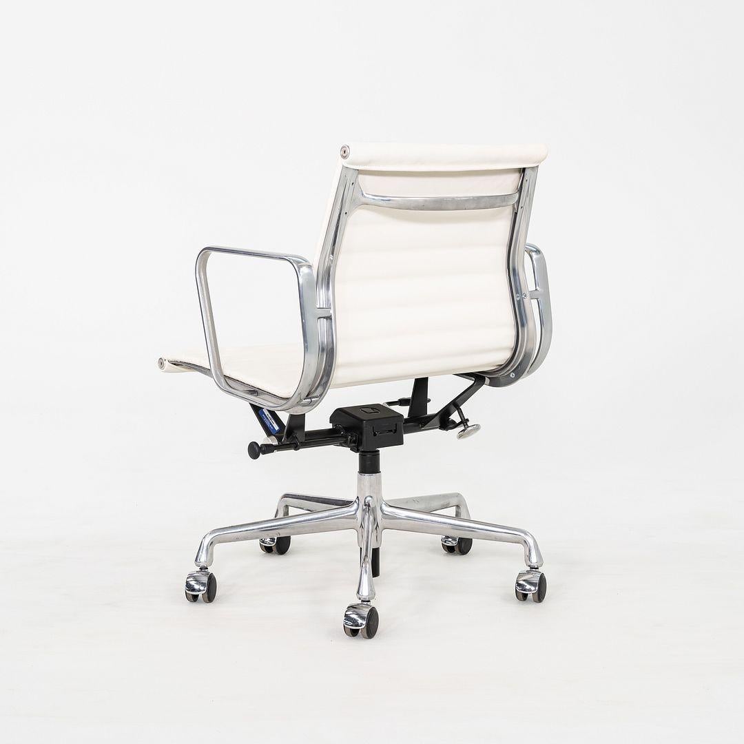 2020er Herman Miller Eames Aluminium Group Management-Schreibtischstuhl aus weißem Leder (Moderne) im Angebot