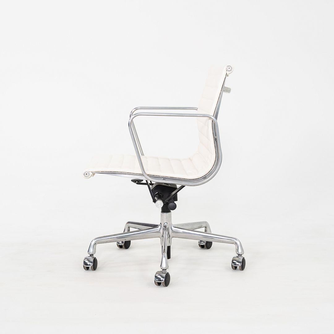 2020er Herman Miller Eames Aluminium Group Management-Schreibtischstuhl aus weißem Leder (amerikanisch) im Angebot
