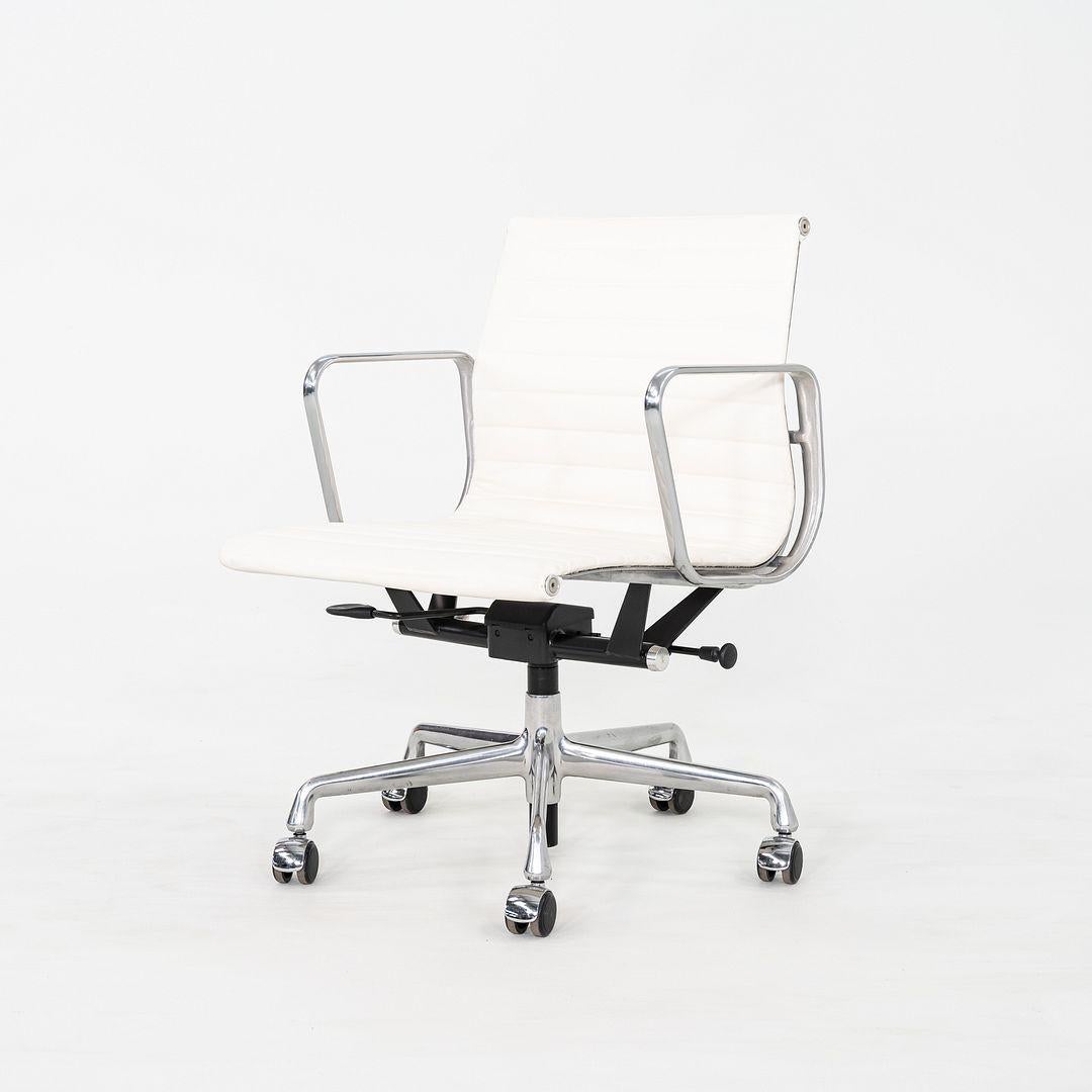 2020er Herman Miller Eames Aluminium Group Management-Schreibtischstuhl aus weißem Leder im Zustand „Gut“ im Angebot in Philadelphia, PA