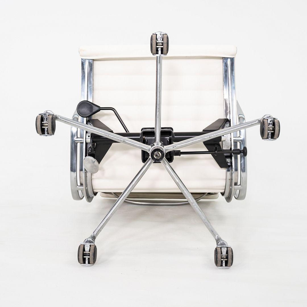 2020er Herman Miller Eames Aluminium Group Management-Schreibtischstuhl aus weißem Leder im Angebot 1