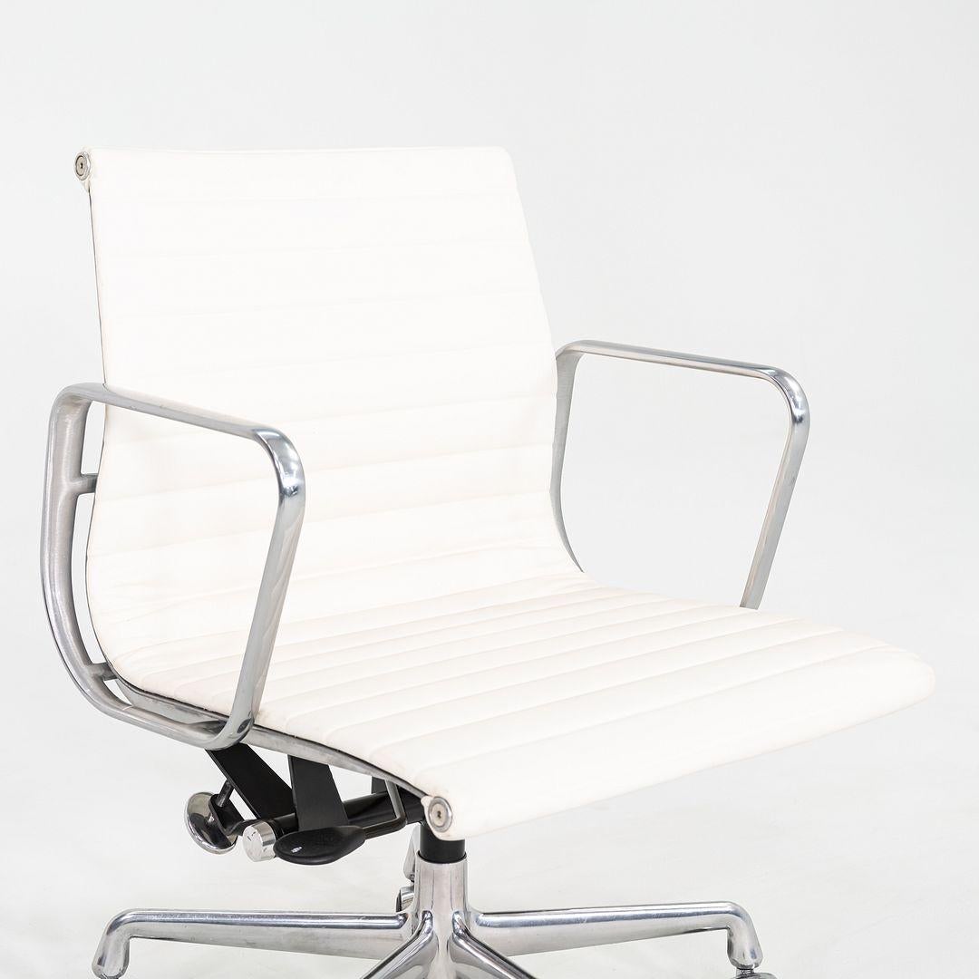 2020er Herman Miller Eames Aluminium Group Management-Schreibtischstuhl aus weißem Leder im Angebot 2