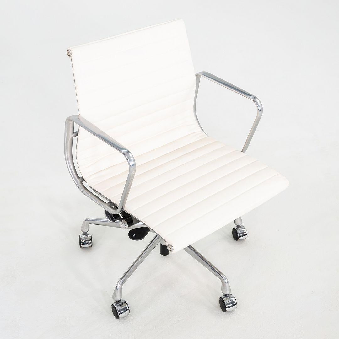 2020er Herman Miller Eames Aluminium Group Management-Schreibtischstuhl aus weißem Leder im Angebot 3
