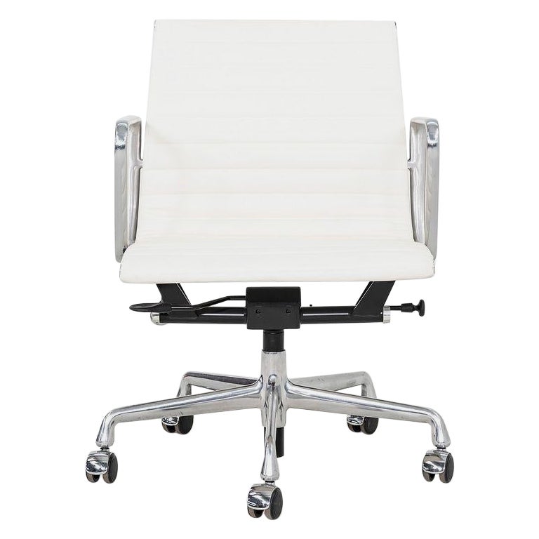 2020er Herman Miller Eames Aluminium Group Management-Schreibtischstuhl aus weißem Leder im Angebot