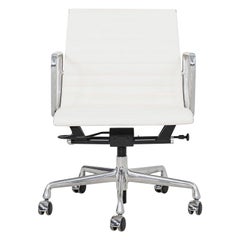 2020er Herman Miller Eames Aluminium Group Management-Schreibtischstuhl aus weißem Leder