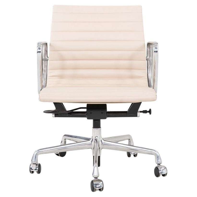 2020s Herman Miller Eames Aluminum Management Desk Chair in Cream Naugahyde For Sale