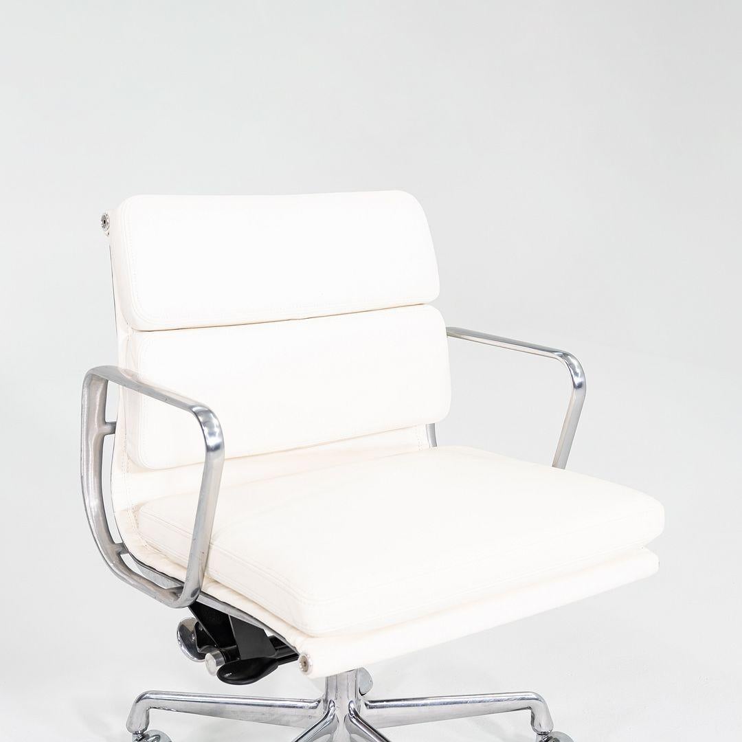 2020er Herman Miller Eames Soft Pad Management-Schreibtischstuhl aus weißem Leder im Angebot 3