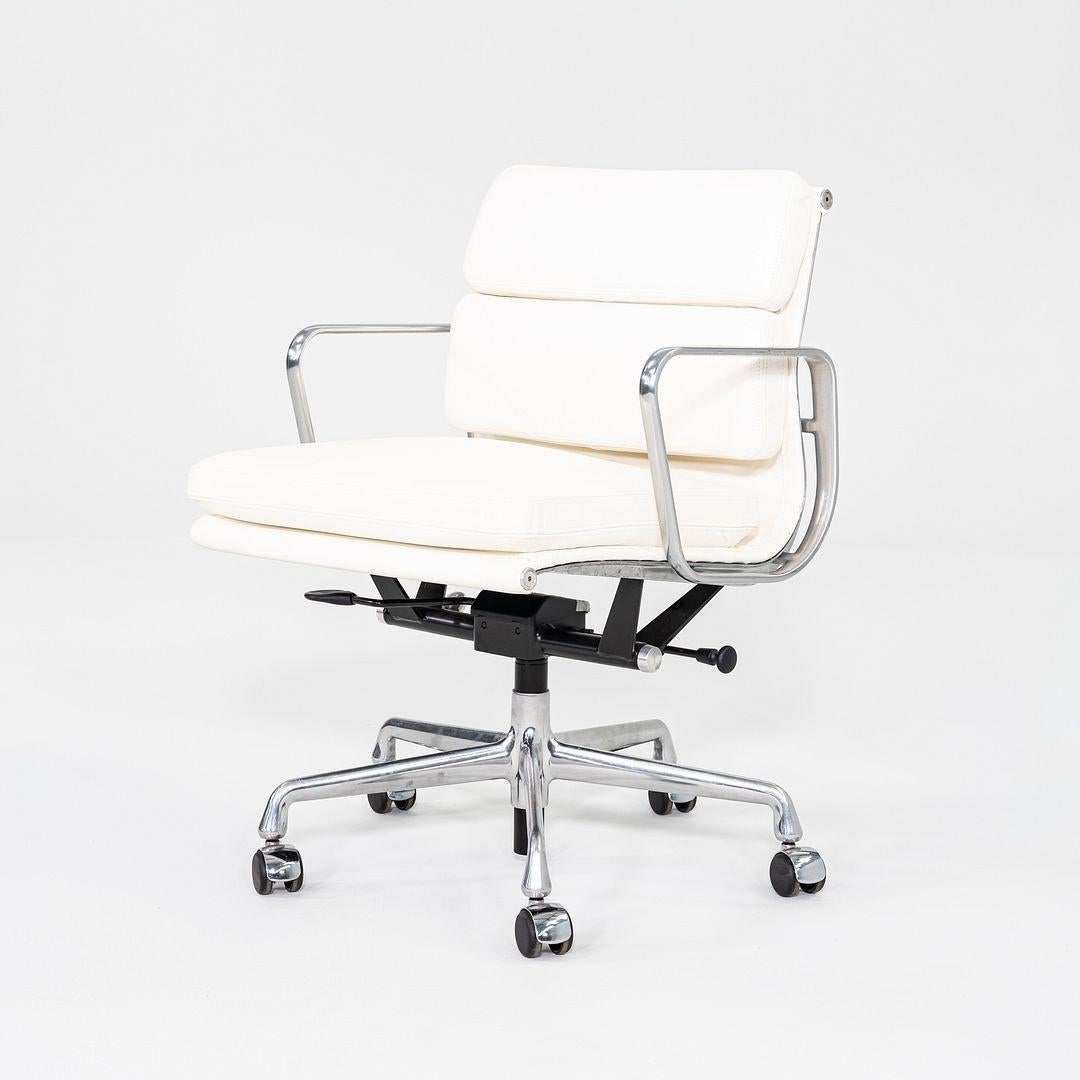 Dies ist ein Eames Aluminum Group Soft Pad Management Desk Chair, Modell EA435, ursprünglich entworfen von Charles und Ray Eames für Herman Miller im Jahr 1969. Dieses Beispiel stammt aus den 2020er Jahren. Das Design besteht aus einem