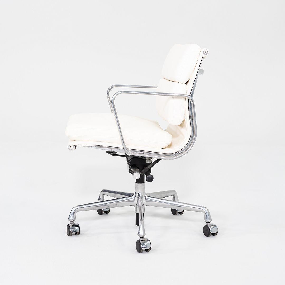 2020er Herman Miller Eames Soft Pad Management-Schreibtischstuhl aus weißem Leder (Moderne) im Angebot
