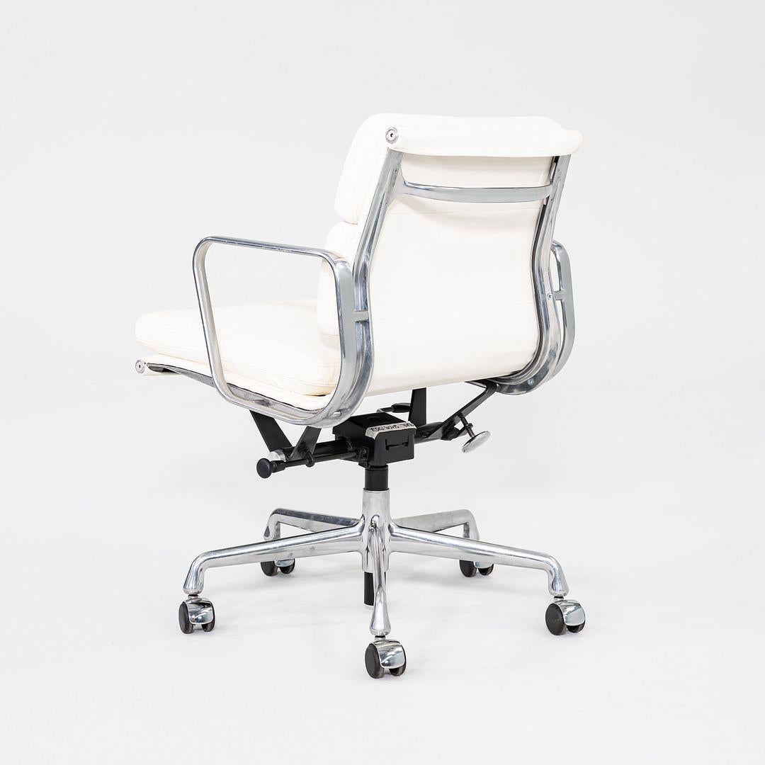 2020er Herman Miller Eames Soft Pad Management-Schreibtischstuhl aus weißem Leder (amerikanisch) im Angebot
