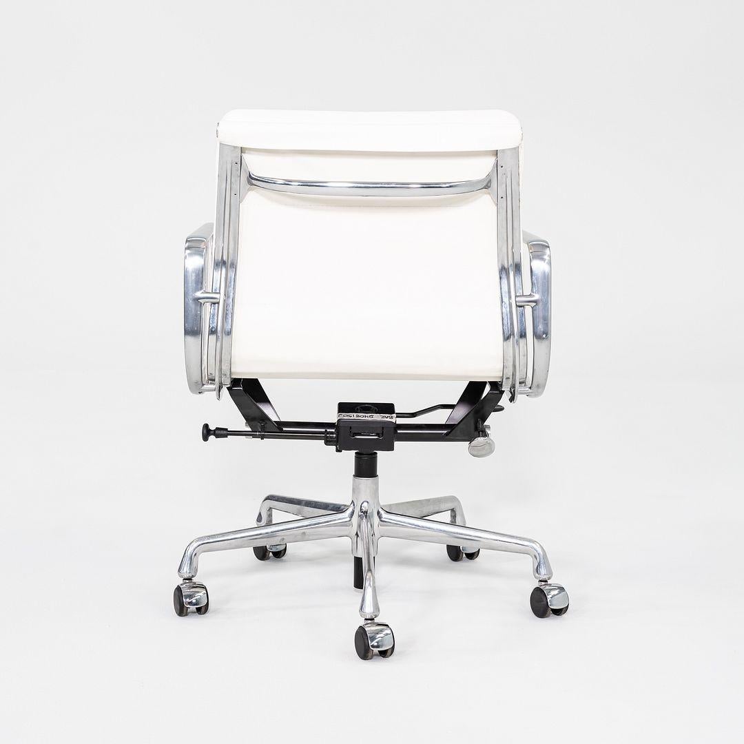 2020er Herman Miller Eames Soft Pad Management-Schreibtischstuhl aus weißem Leder im Zustand „Gut“ im Angebot in Philadelphia, PA