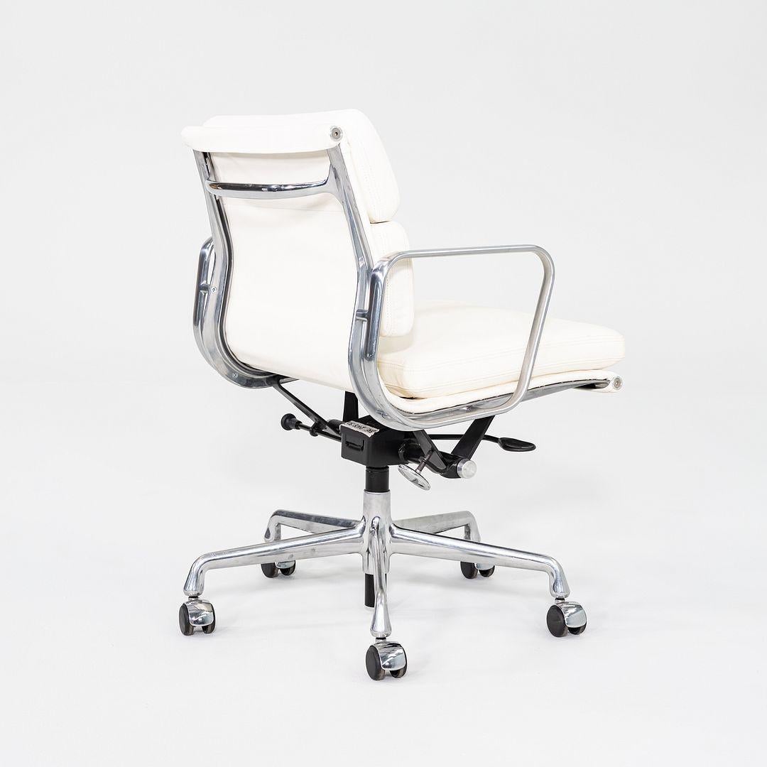 2020er Herman Miller Eames Soft Pad Management-Schreibtischstuhl aus weißem Leder (21. Jahrhundert und zeitgenössisch) im Angebot