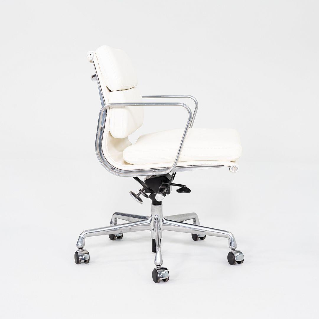 2020er Herman Miller Eames Soft Pad Management-Schreibtischstuhl aus weißem Leder (Aluminium) im Angebot