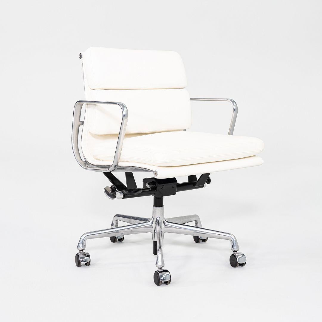 2020er Herman Miller Eames Soft Pad Management-Schreibtischstuhl aus weißem Leder im Angebot 1