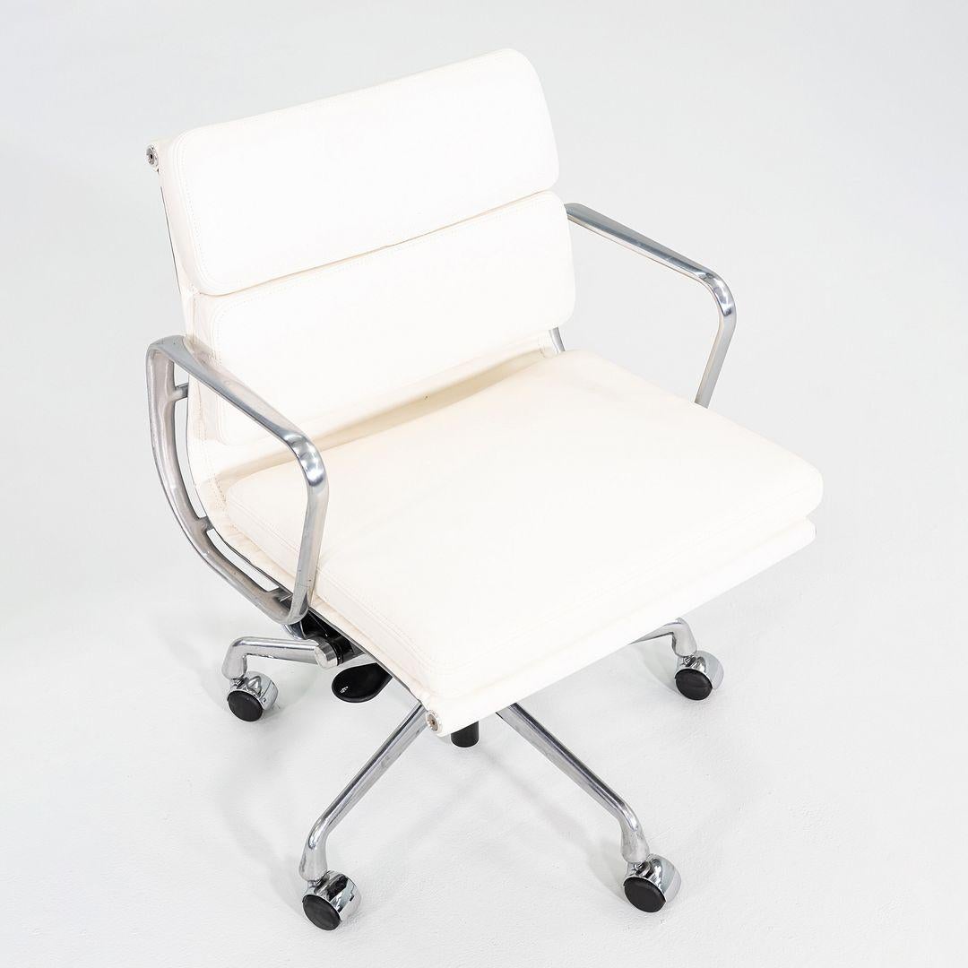 2020er Herman Miller Eames Soft Pad Management-Schreibtischstuhl aus weißem Leder im Angebot 2
