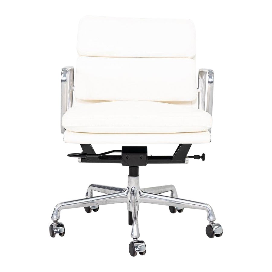 2020er Herman Miller Eames Soft Pad Management-Schreibtischstuhl aus weißem Leder