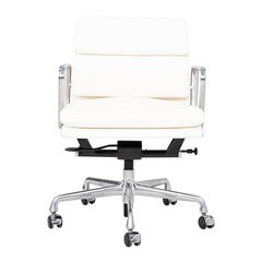 2020er Herman Miller Eames Soft Pad Management-Schreibtischstuhl aus weißem Leder