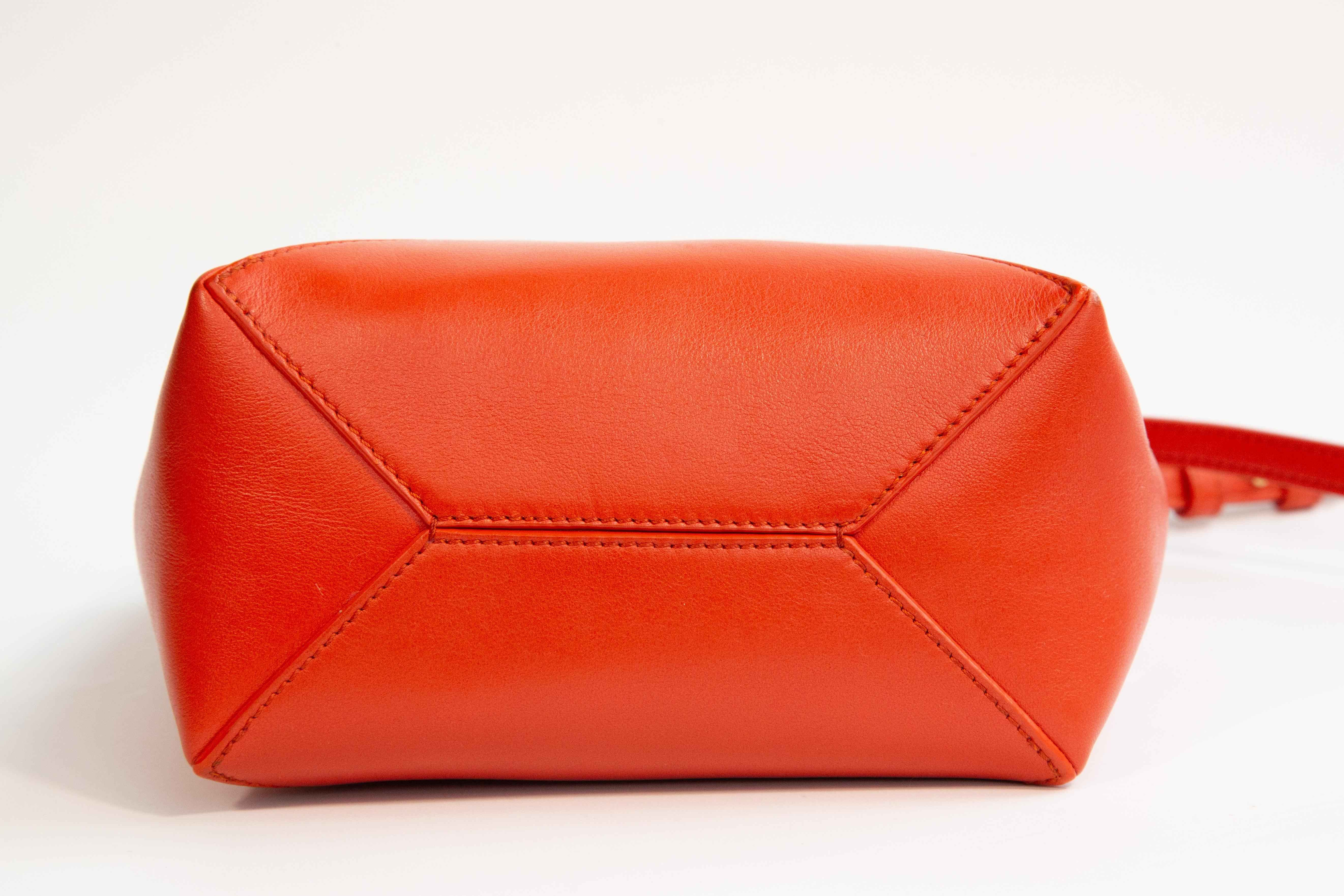 2020s Loewe Puzzle Mini Tote Bag in Red Leather en vente 5