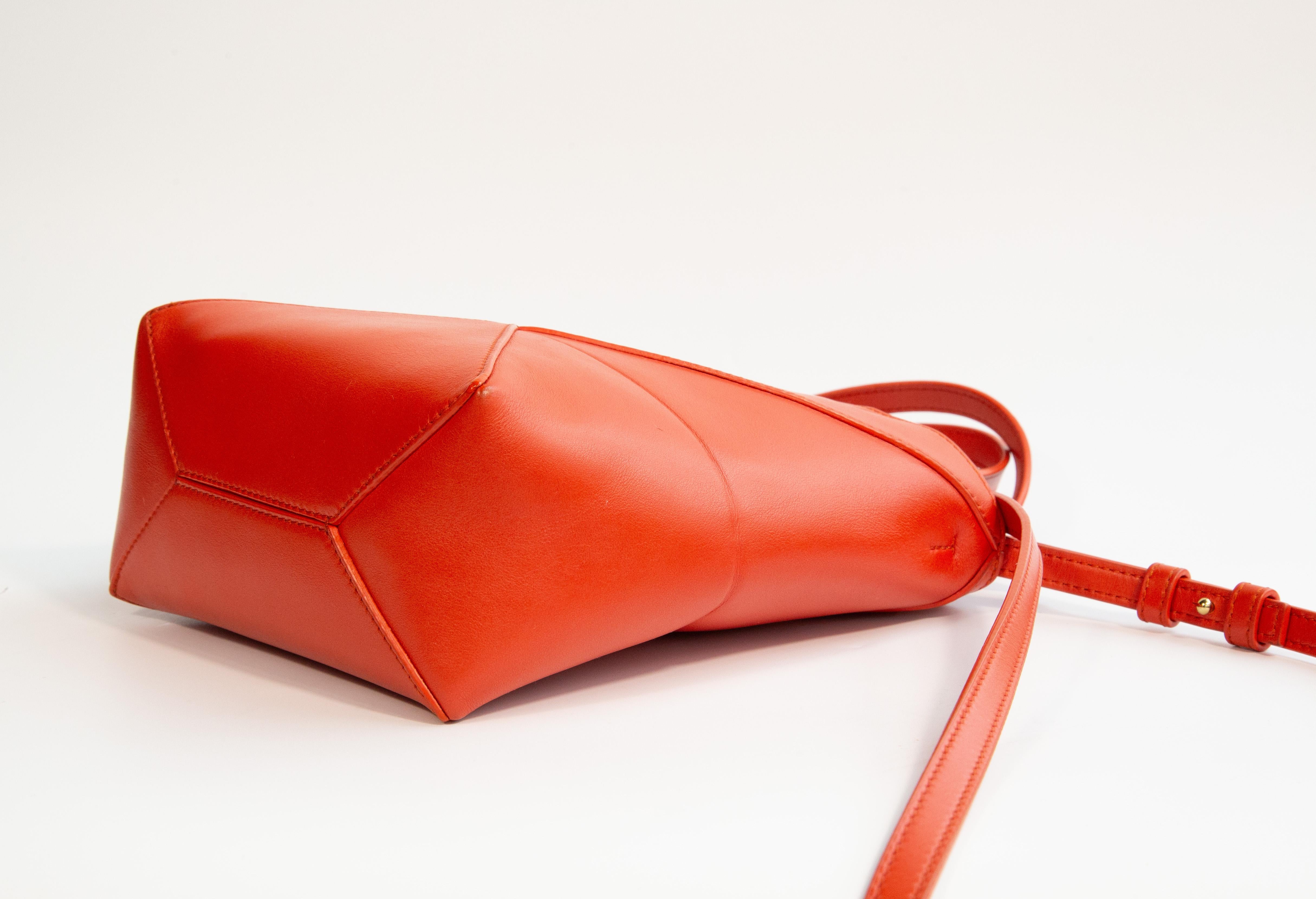 2020s Loewe Puzzle Mini Tote Bag in Red Leather en vente 8