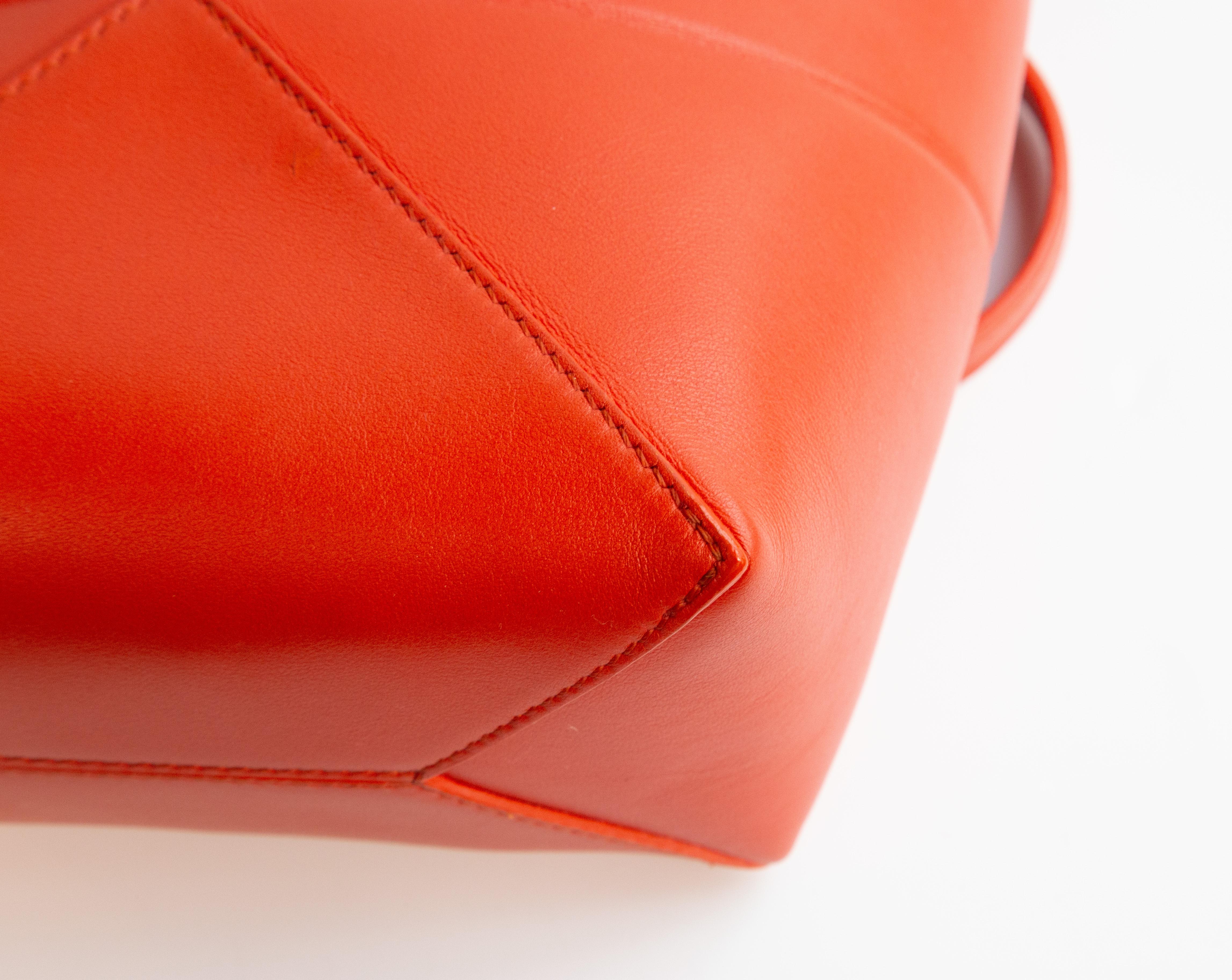 2020s Loewe Puzzle Mini Tote Bag in Red Leather en vente 12