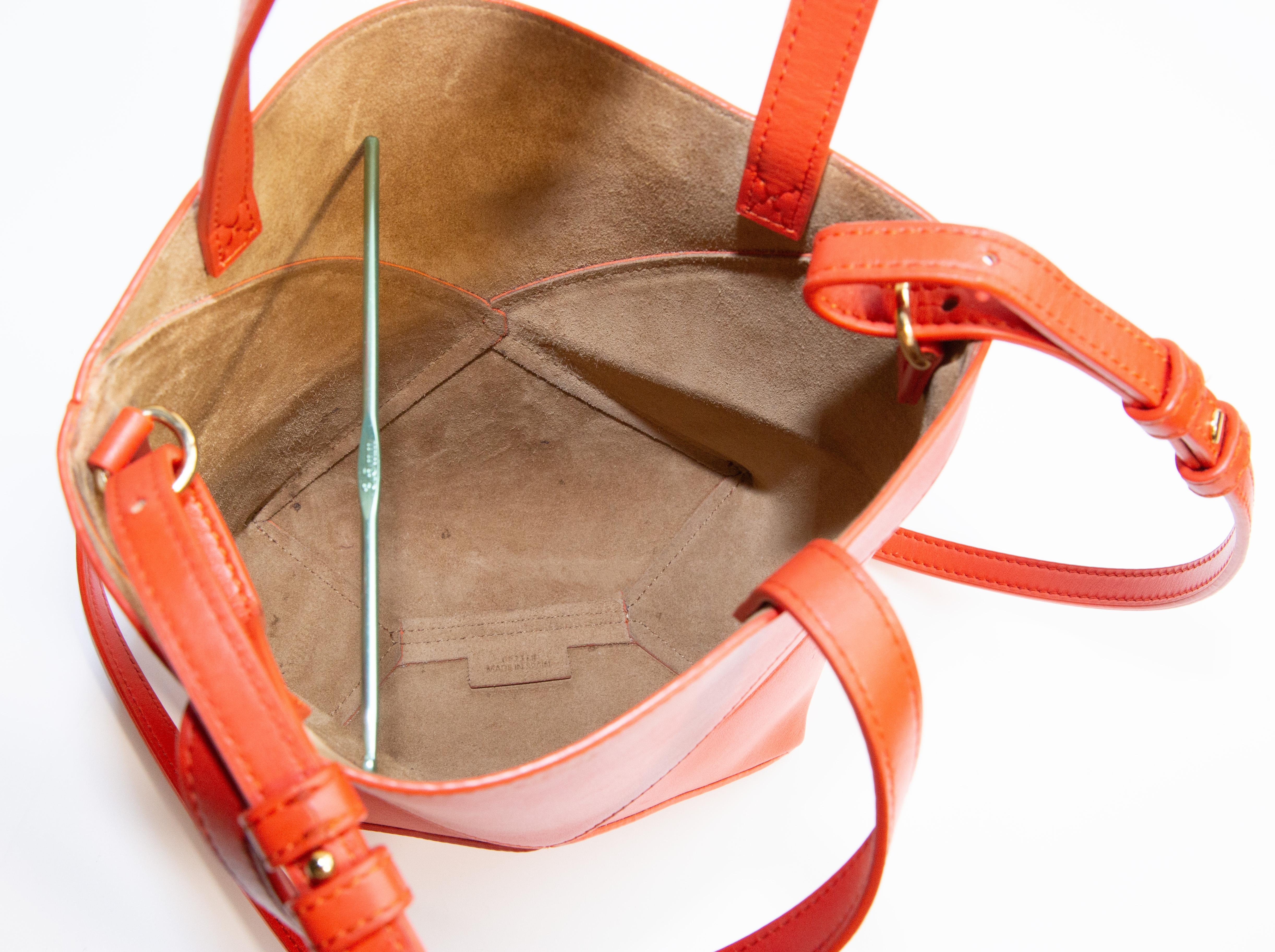 2020s Loewe Puzzle Mini Tote Bag in Red Leather en vente 13