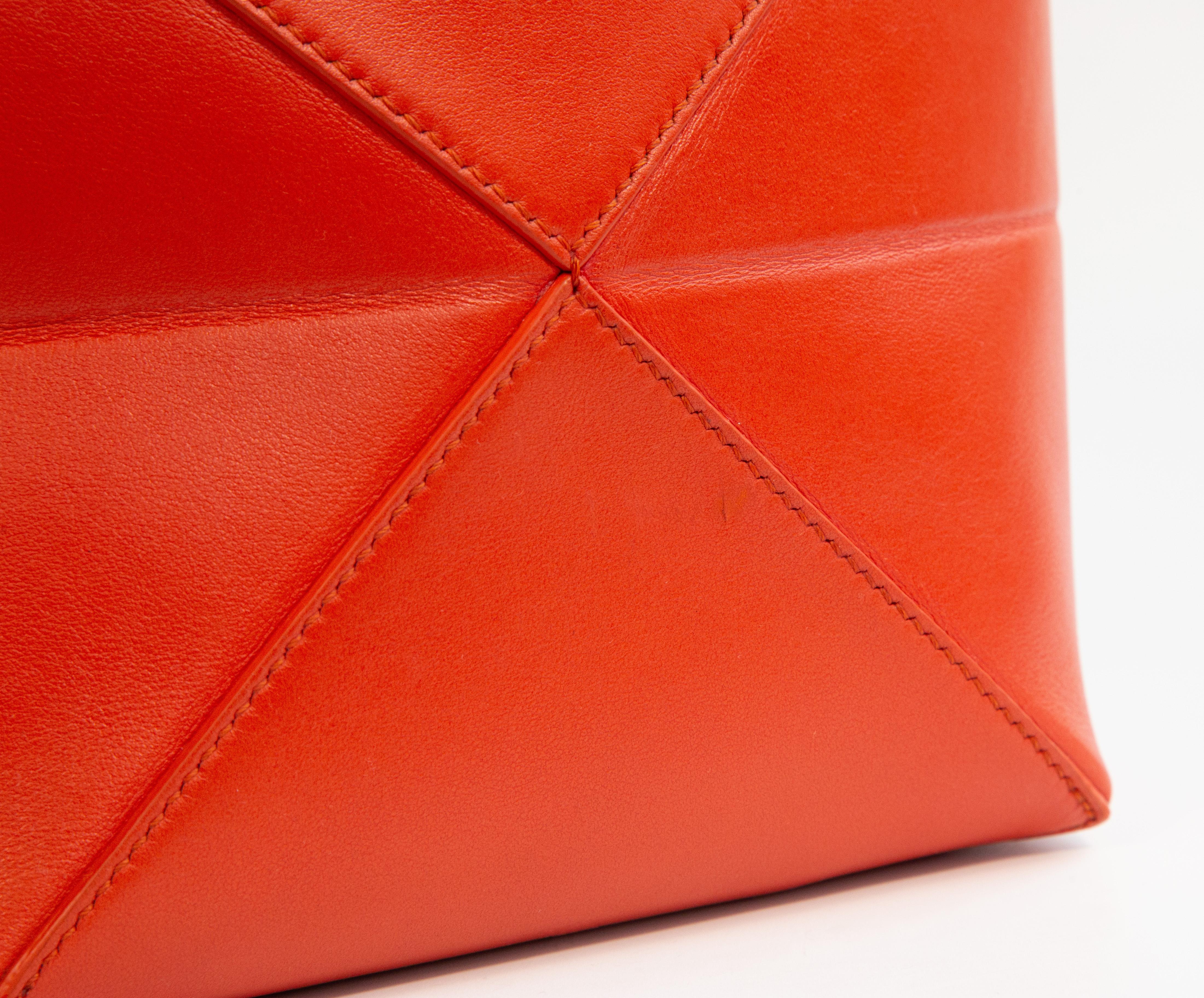 2020s Loewe Puzzle Mini Tote Bag in Red Leather en vente 2