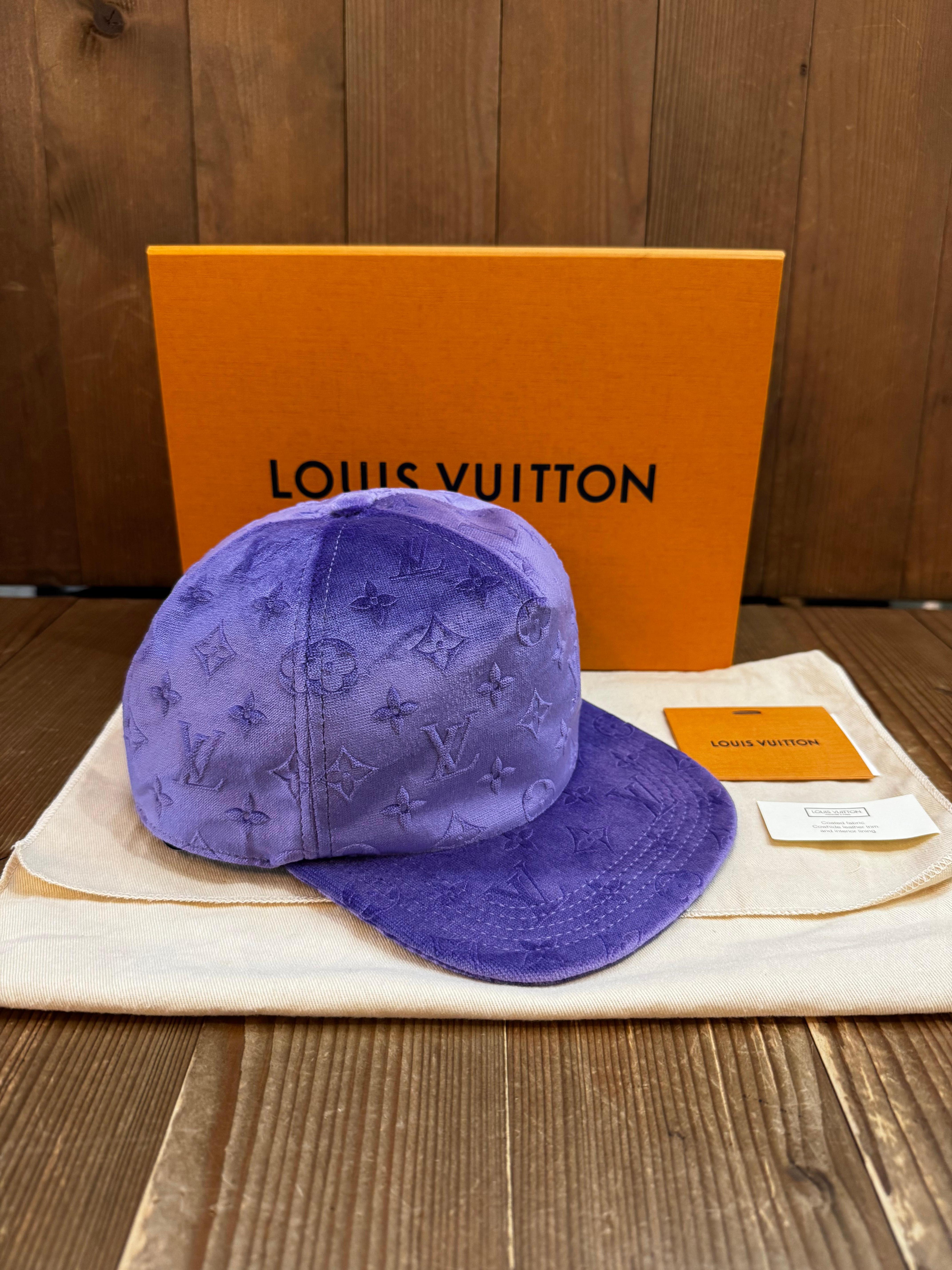 Diese moderne LOUIS VUITTON CAP ist aus Monogram-Samt in Violett/Lila gefertigt und verfügt über einen verstellbaren Vachetta-Gürtel mit einer goldfarbenen Schnalle auf der Rückseite. Die 5-Loch-Verstellung misst ca. 60 cm bis zum letzten Loch.
