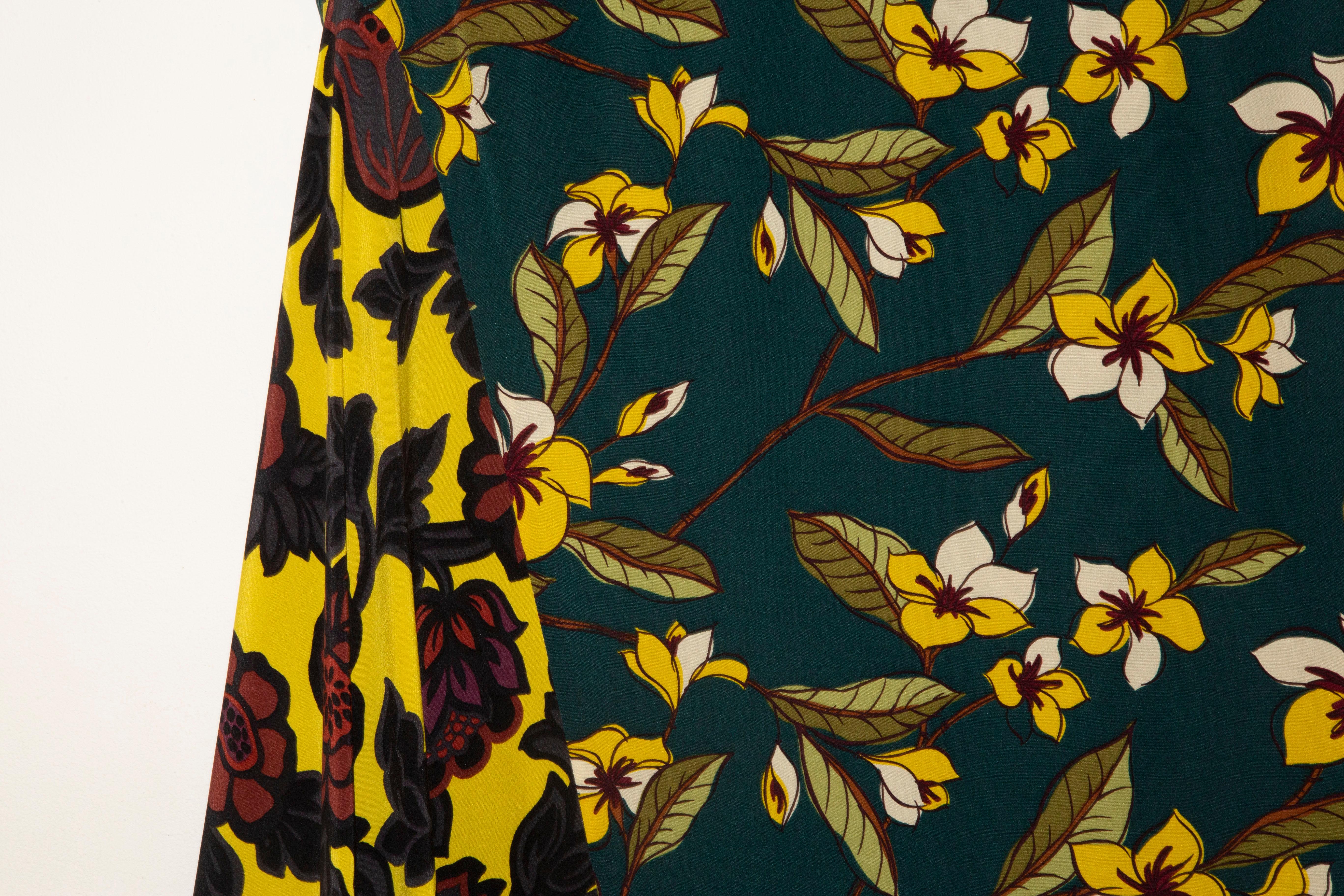 Max Mara Weekend asymmetrischer Rock mit mehrfarbigem Blumenmuster. 
Der Rock ist  aus Seide und ist mit dunkelgrünem Stoff gefüttert. Der Zustand ist ausgezeichnet. 

Messungen
Länge: 73 cm
Breite: 39,5 cm
