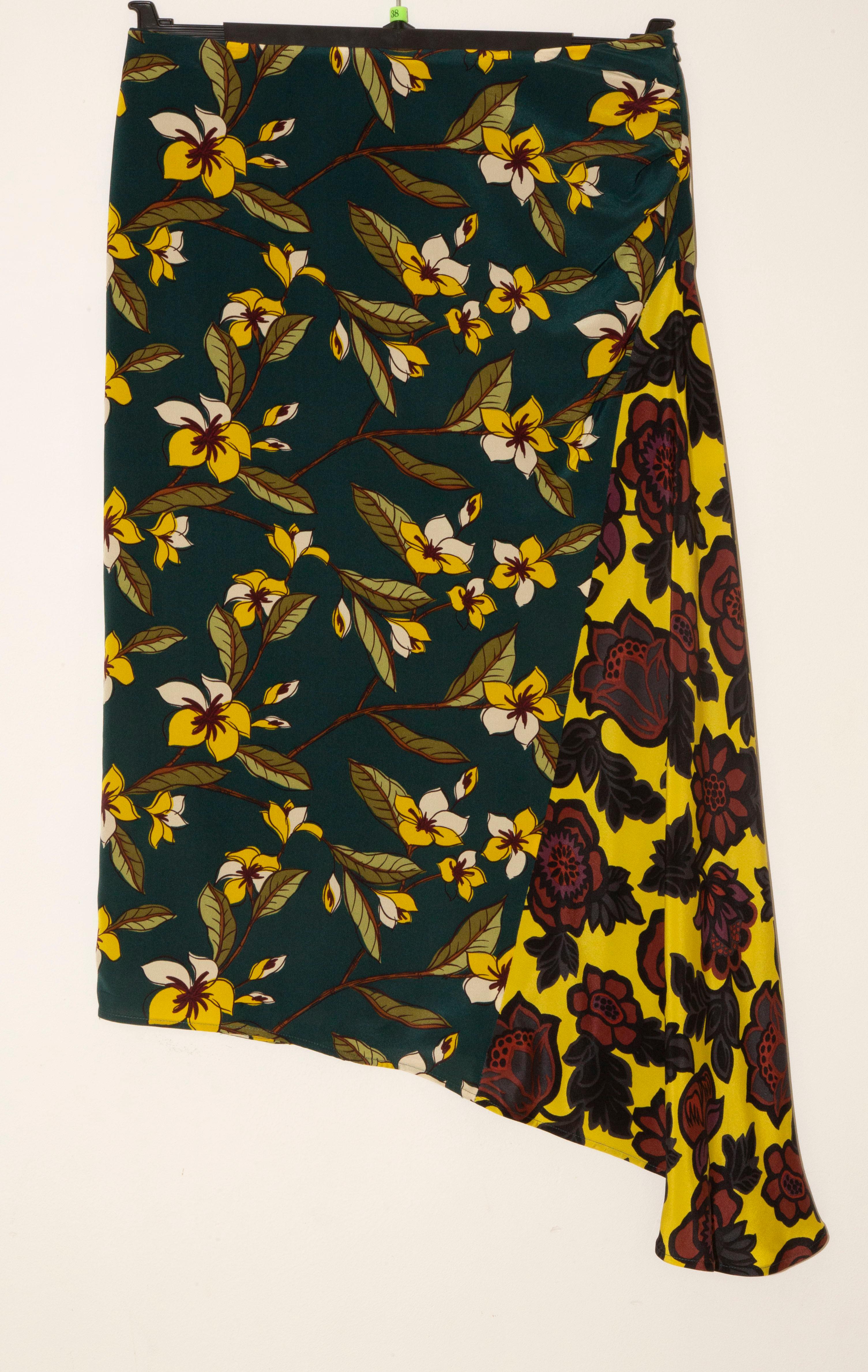 2020s Max Mara Multicolor Floral Seide Assymetric Mid-Length Rock Größe 44 IT (Schwarz) im Angebot