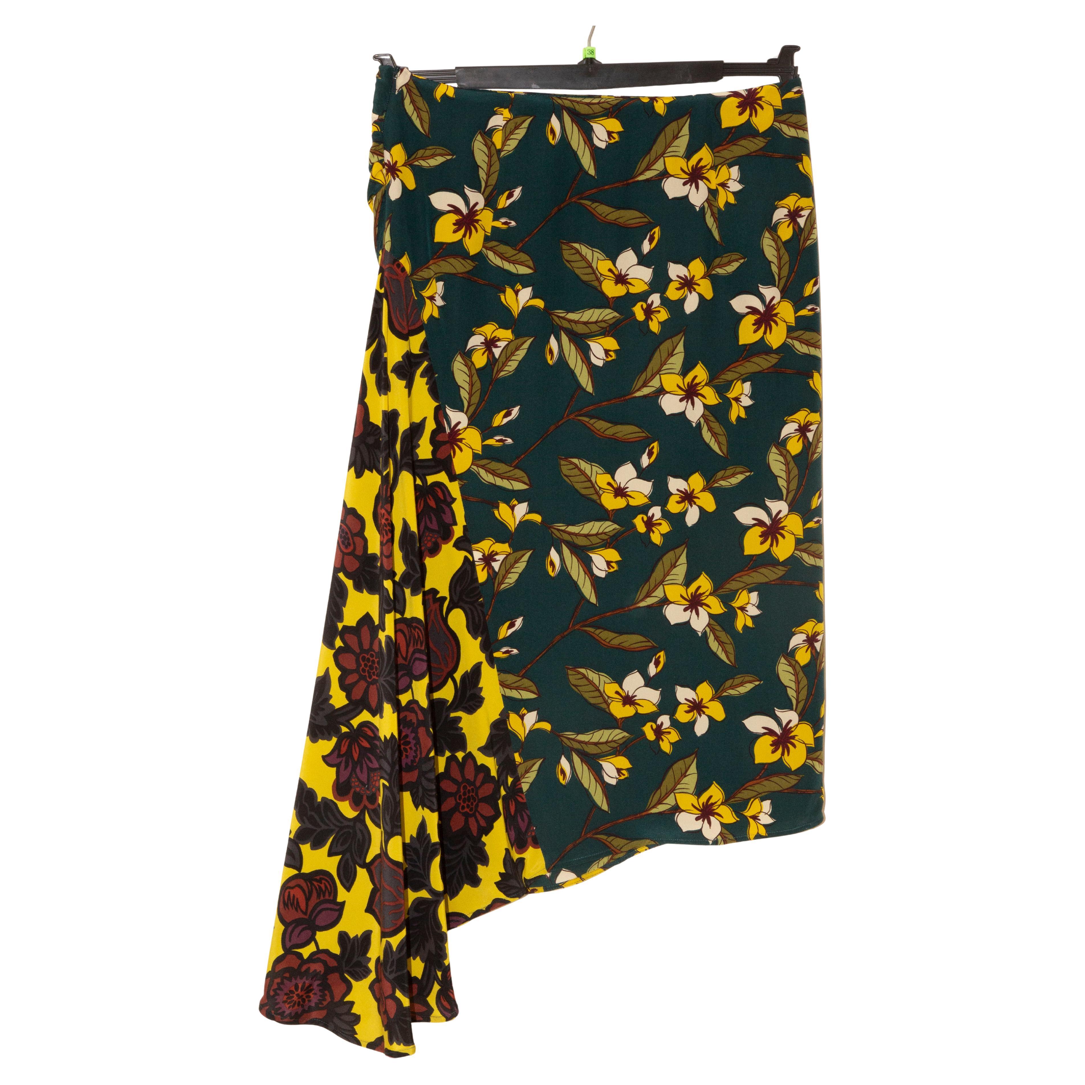 Années 2020 Max Mara Jupe mi-longue assymétrique en soie florale multicolore Taille 44 IT