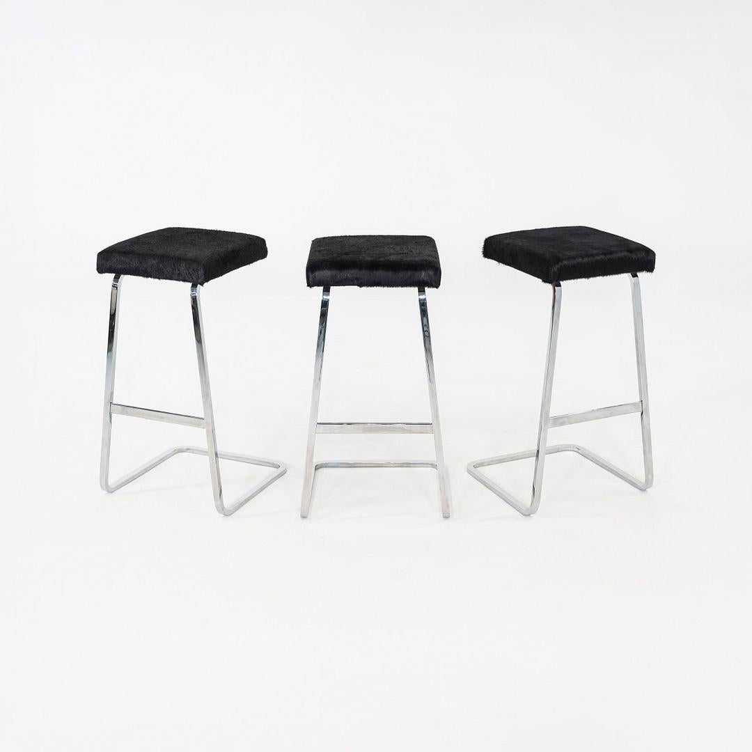 Il s'agit d'un tabouret de bar Four Seasons, conçu à l'origine par Ludwig Mies van der Rohe pour Knoll en 1958. Ces exemples particuliers ont été produits aux États-Unis dans les années 2020. Les tabourets sont dotés d'une structure en acier chromé