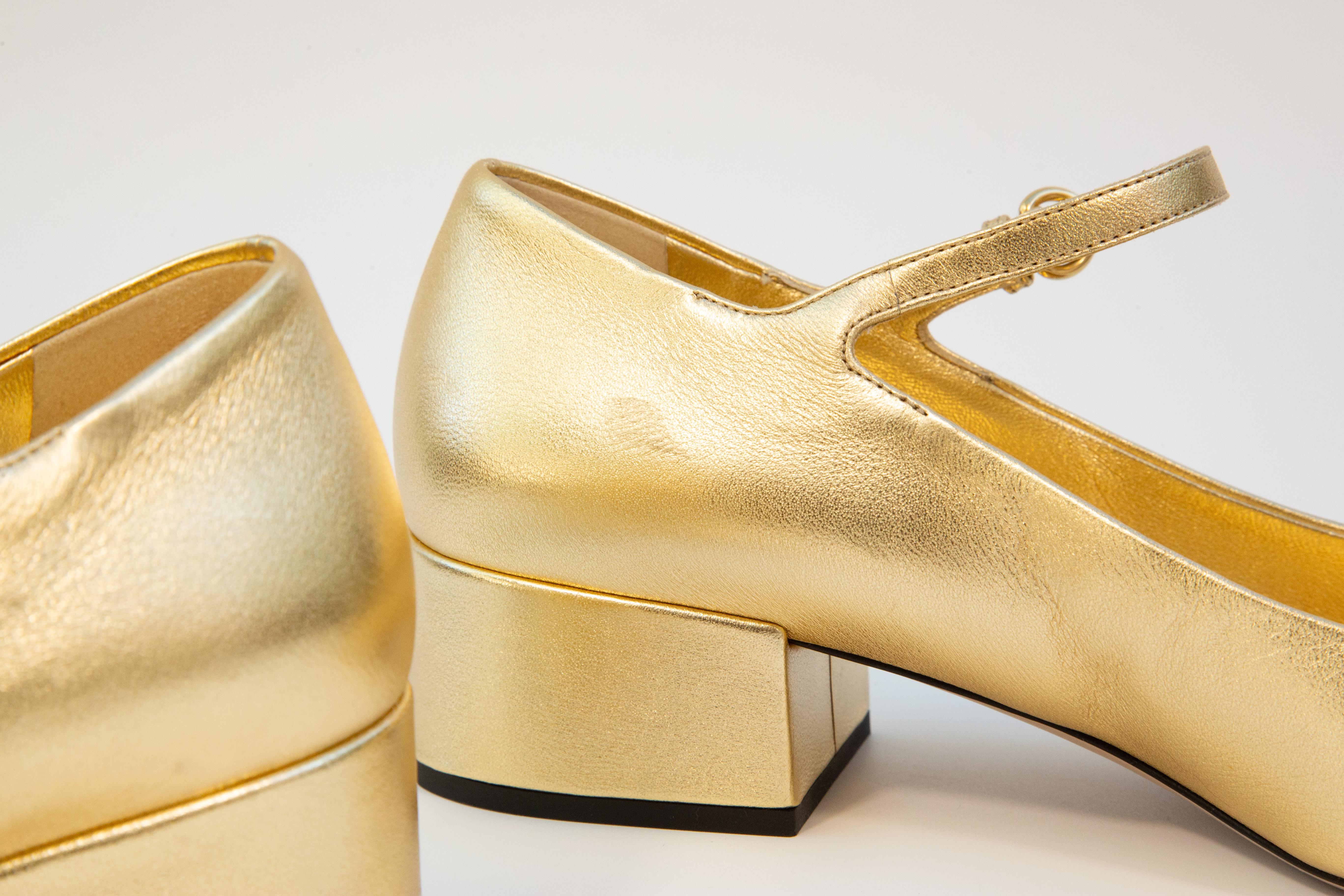 2020 Miu Miu Pumps in pelle nera e oro misura 38,5 in vendita 5