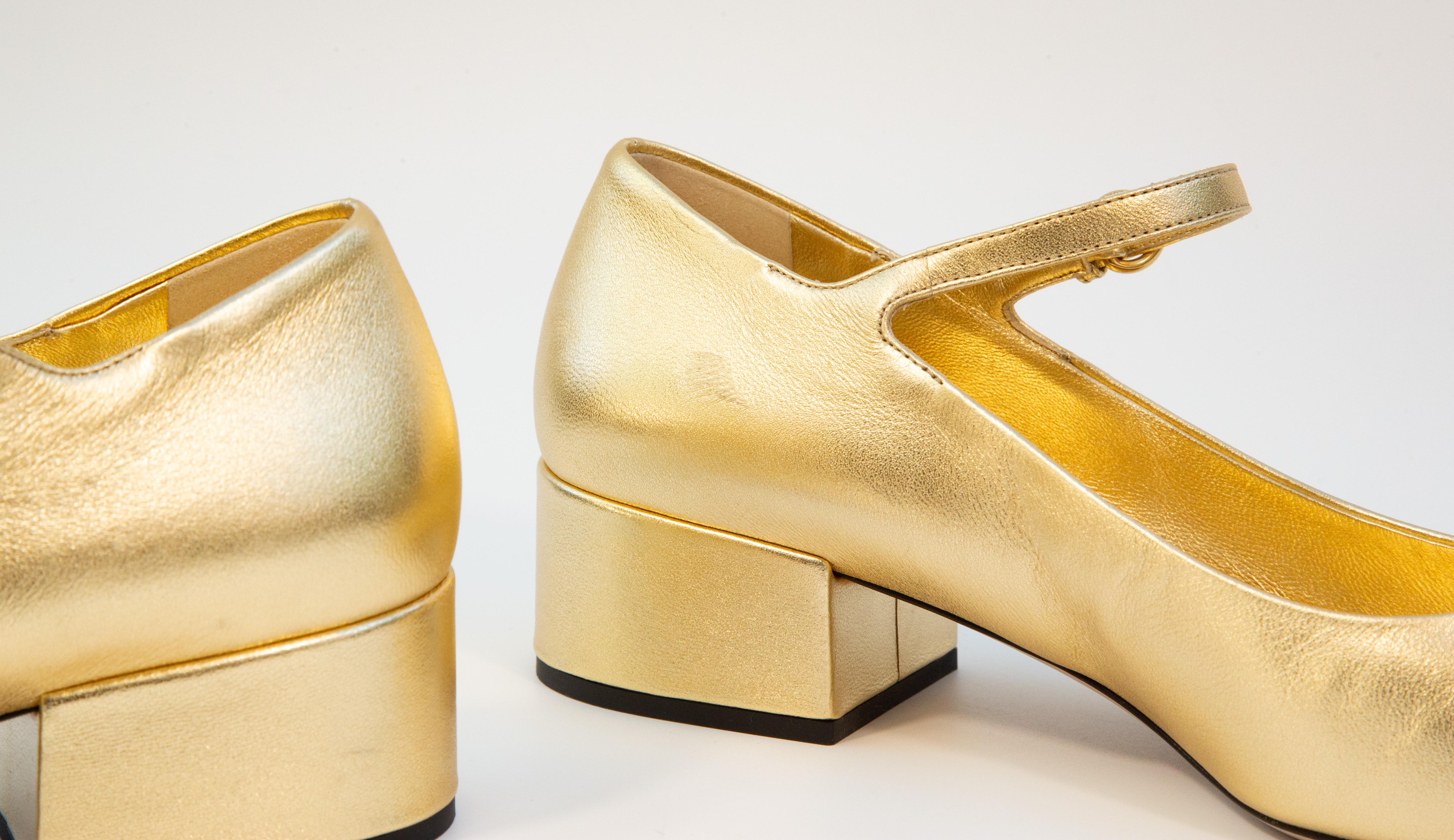 2020 Miu Miu Pumps in pelle nera e oro misura 38,5 in vendita 6