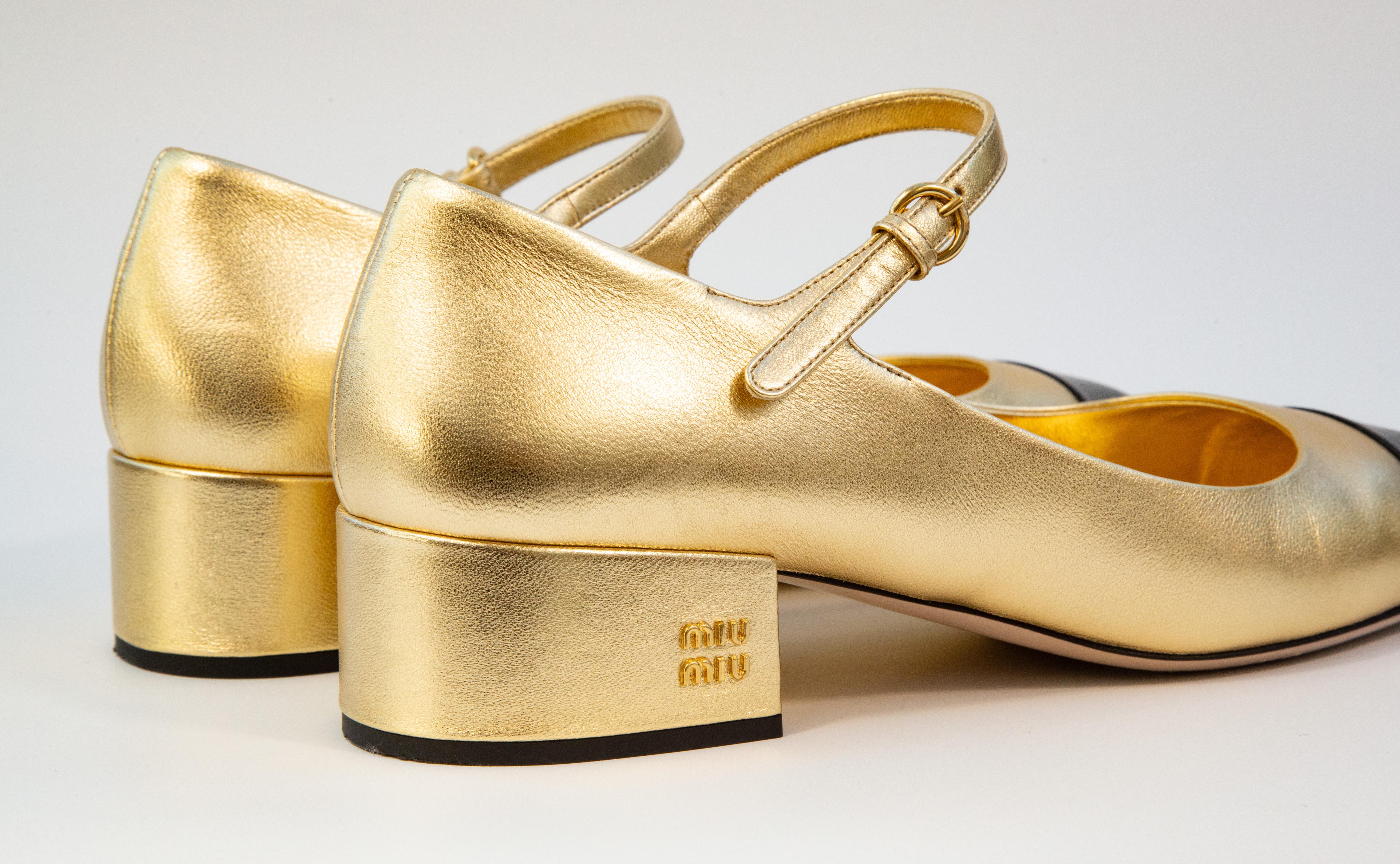2020 Miu Miu Pumps in pelle nera e oro misura 38,5 in vendita 8