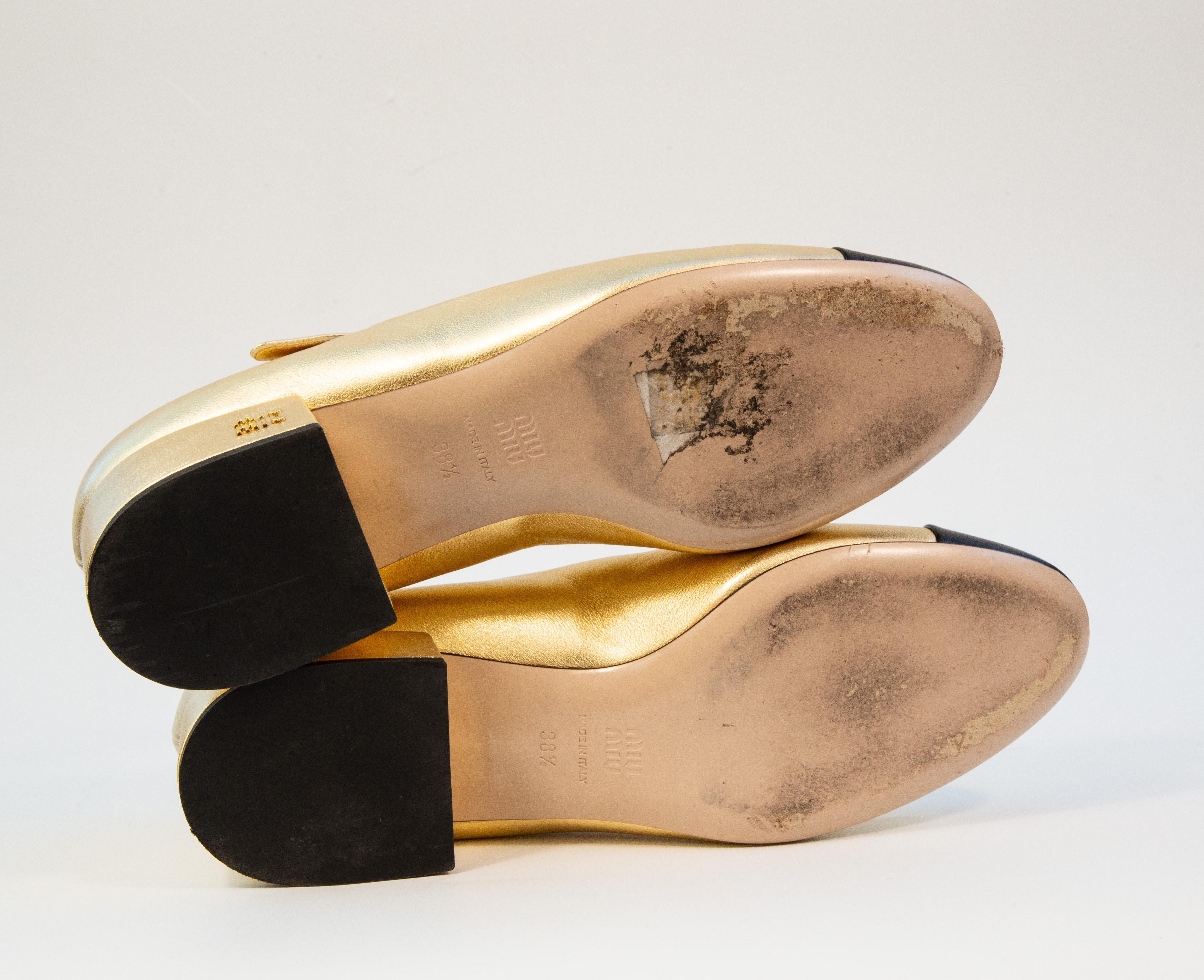 2020 Miu Miu Pumps in pelle nera e oro misura 38,5 in vendita 10